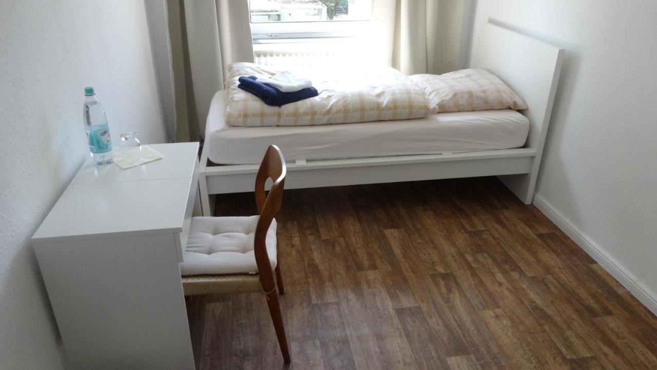 Private Room With Breakfast Hannover Bagian luar foto