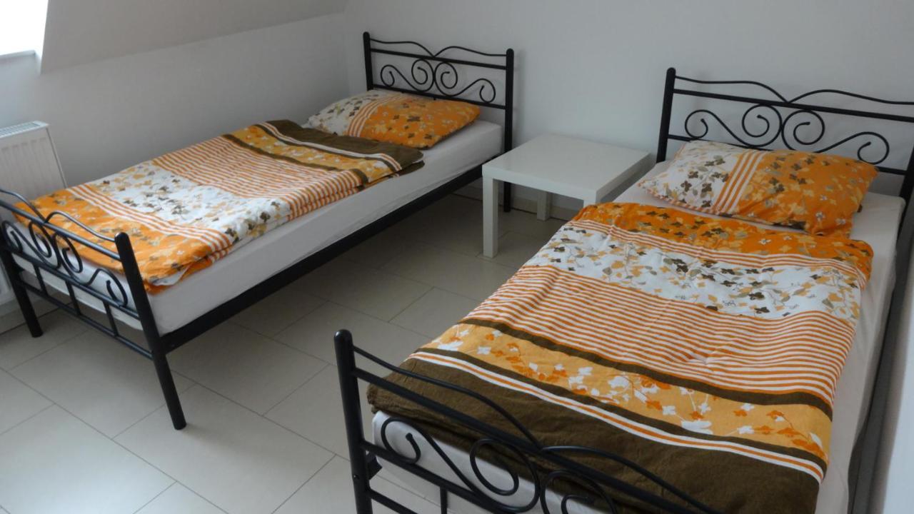 Private Room With Breakfast Hannover Bagian luar foto